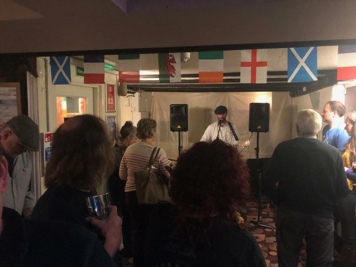Отель The Kings Head Chacewater Экстерьер фото
